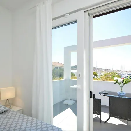 בית נופש Mihotic By Interhome