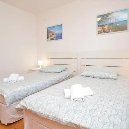 Mihotic By Interhome מורטר