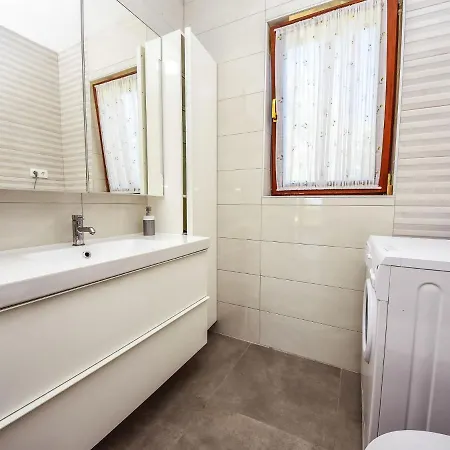 度假居 Mihotic By Interhome 穆泰尔岛